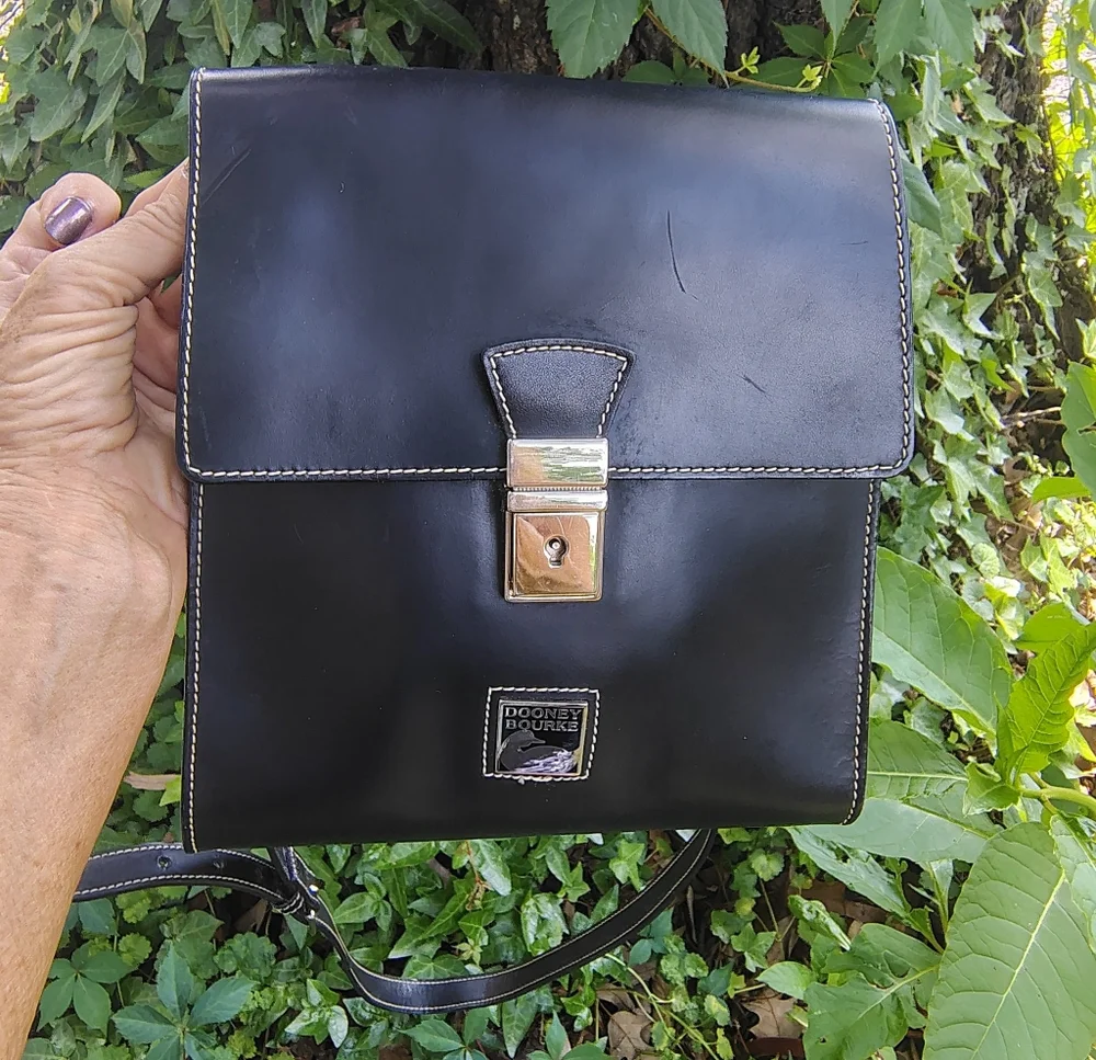 DOONEY & BOURKE RARE VINTAGE  METAL LOGO  CROSSBODY BAG LN